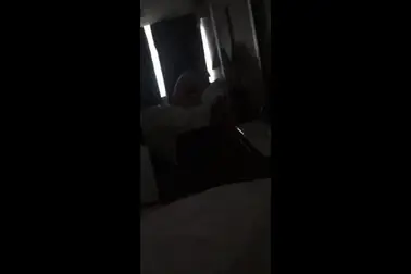 Gadis Cantik Pasrah Goyang Kasur Depan Cermin