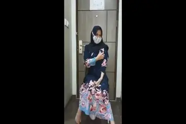 Ukhti Hijab Hitam Cantik Pasrah Kasur Pintu